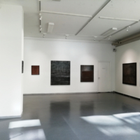 Näyttelytila Kulma, kuva Tatu Vuorion näyttelystä Rajapintoja